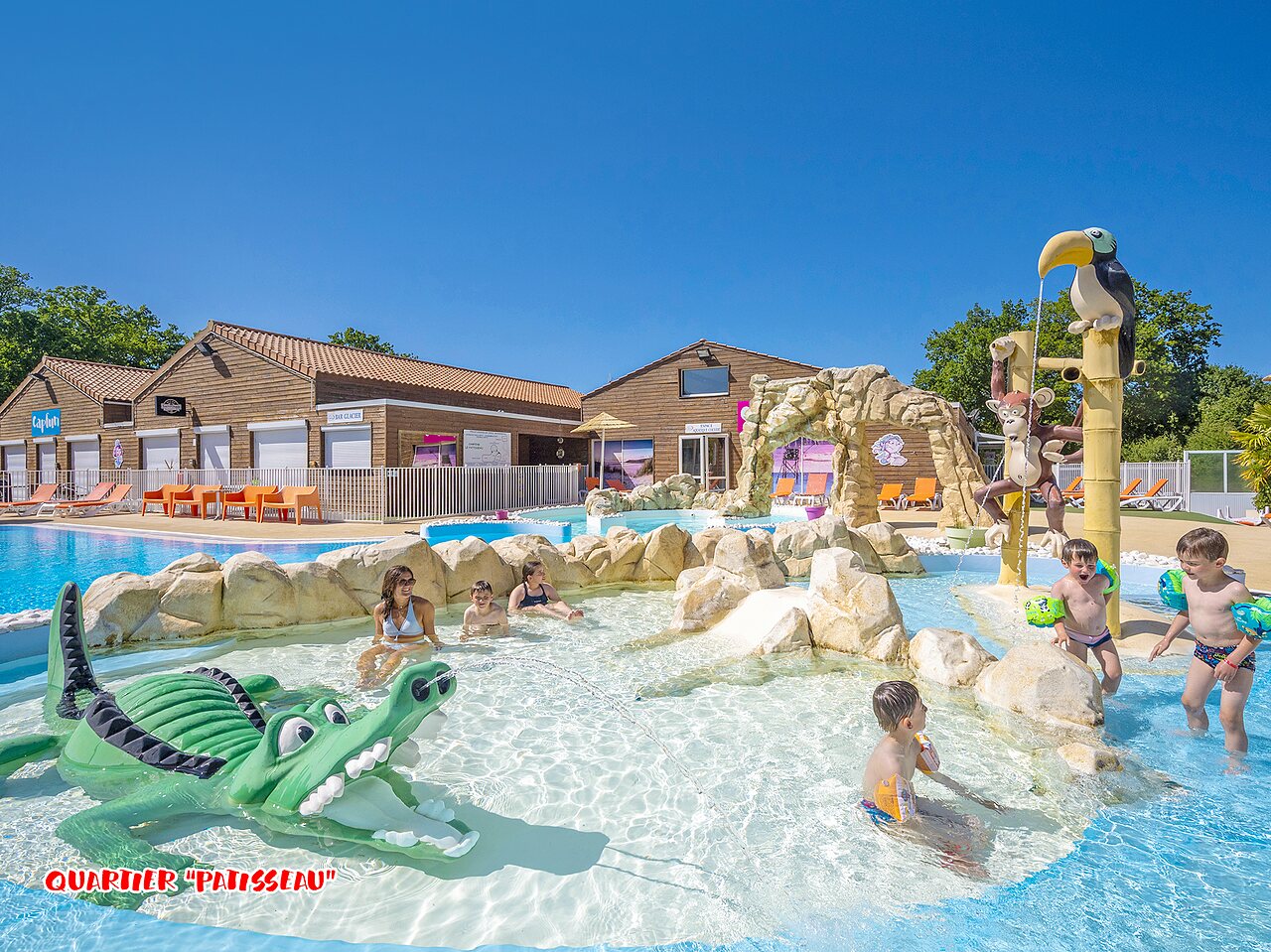 Piscine ludique, jeux d'eau, bar au CAPFUN La Ch�naie PORNIC (44).