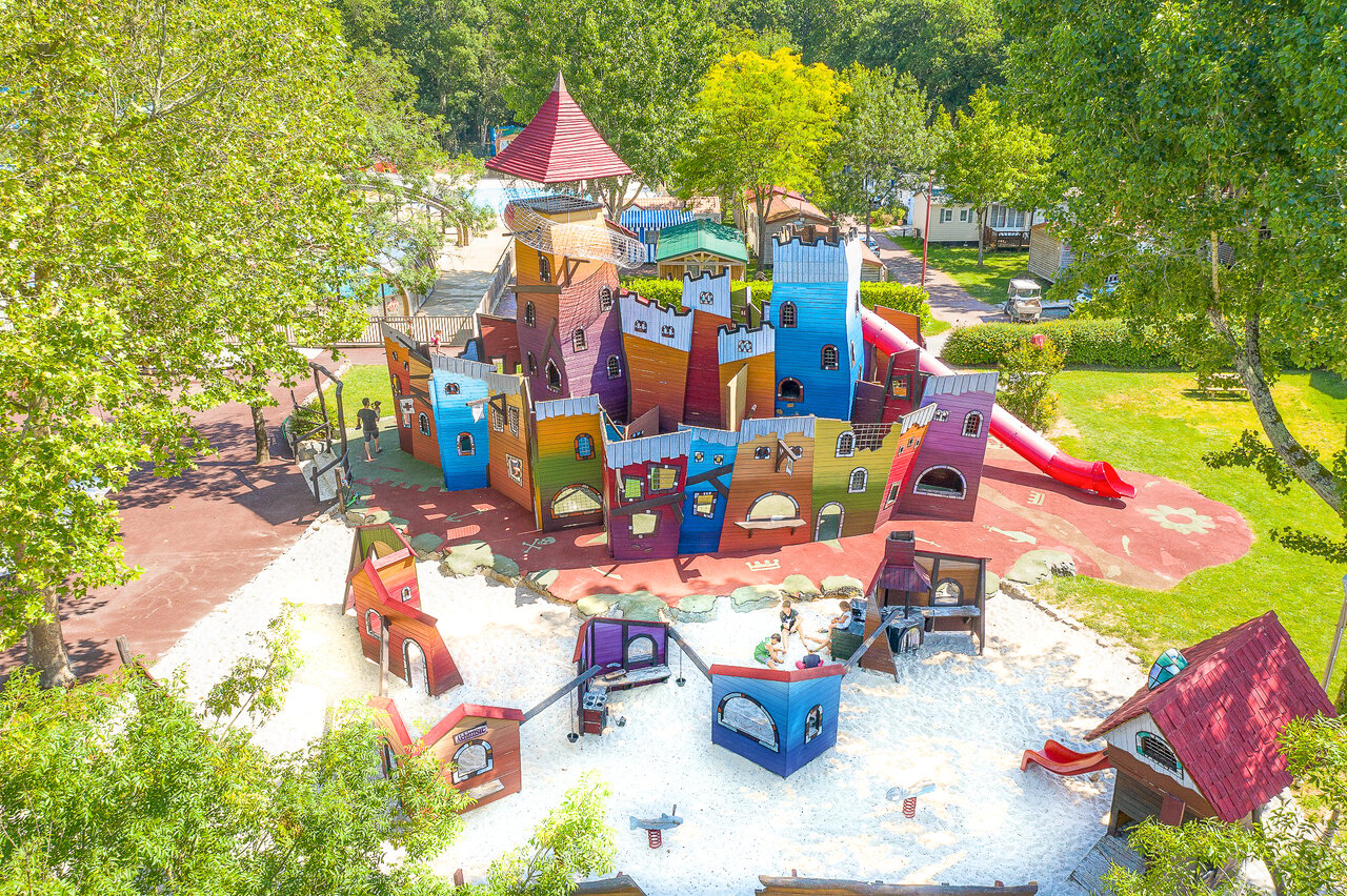 Grande aire de jeux color�e avec toboggans au camping CAPFUN Ch�nes � Medis/Royan (17).