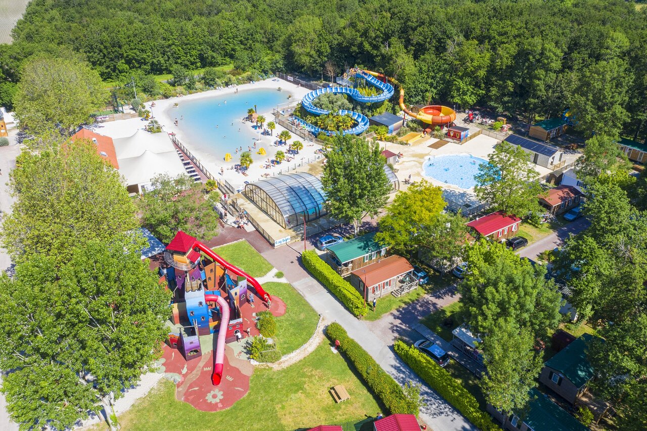 Parc aquatique, toboggans au camping CAPFUN Ch�nes � Medis/Royan (17).