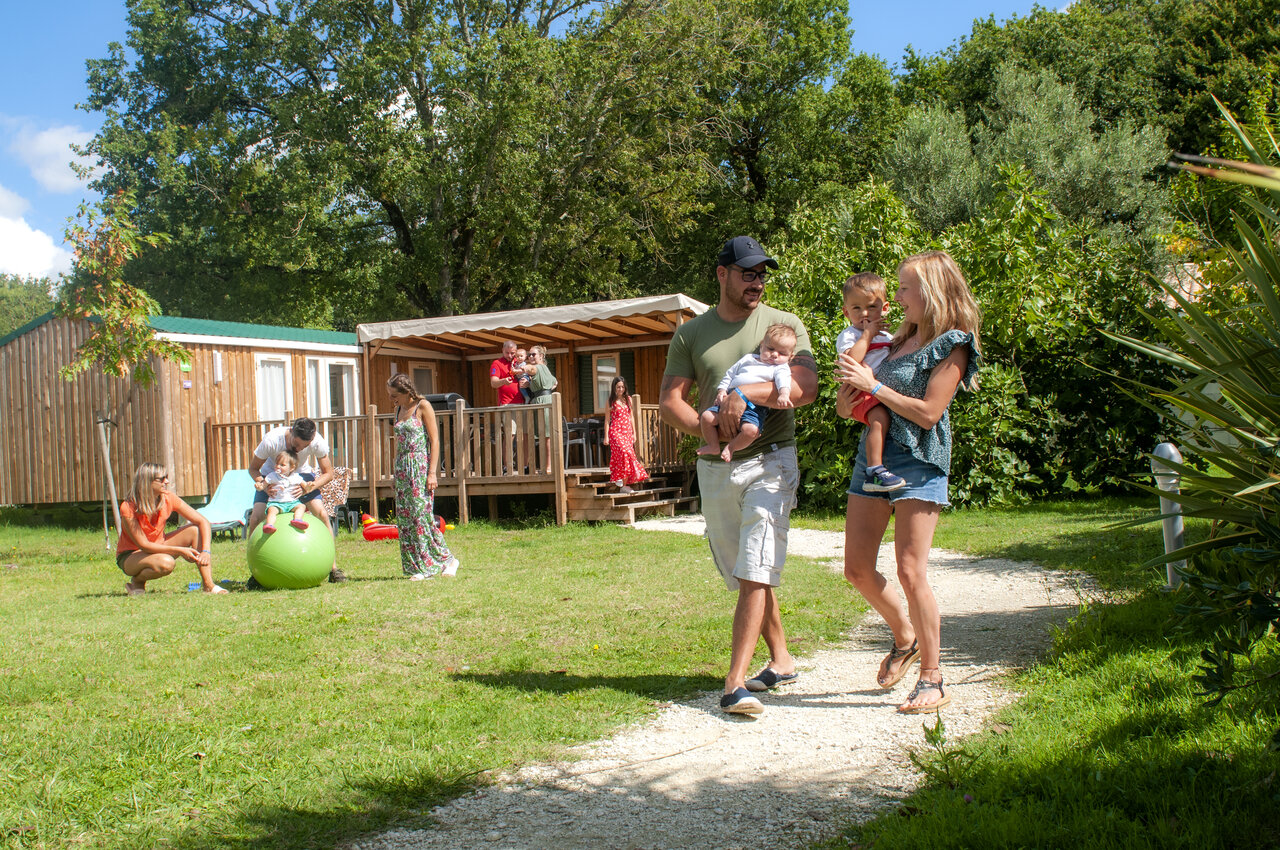 Familles avec enfants devant mobile homes, all�e du camping CAPFUN Ch�nes (17).