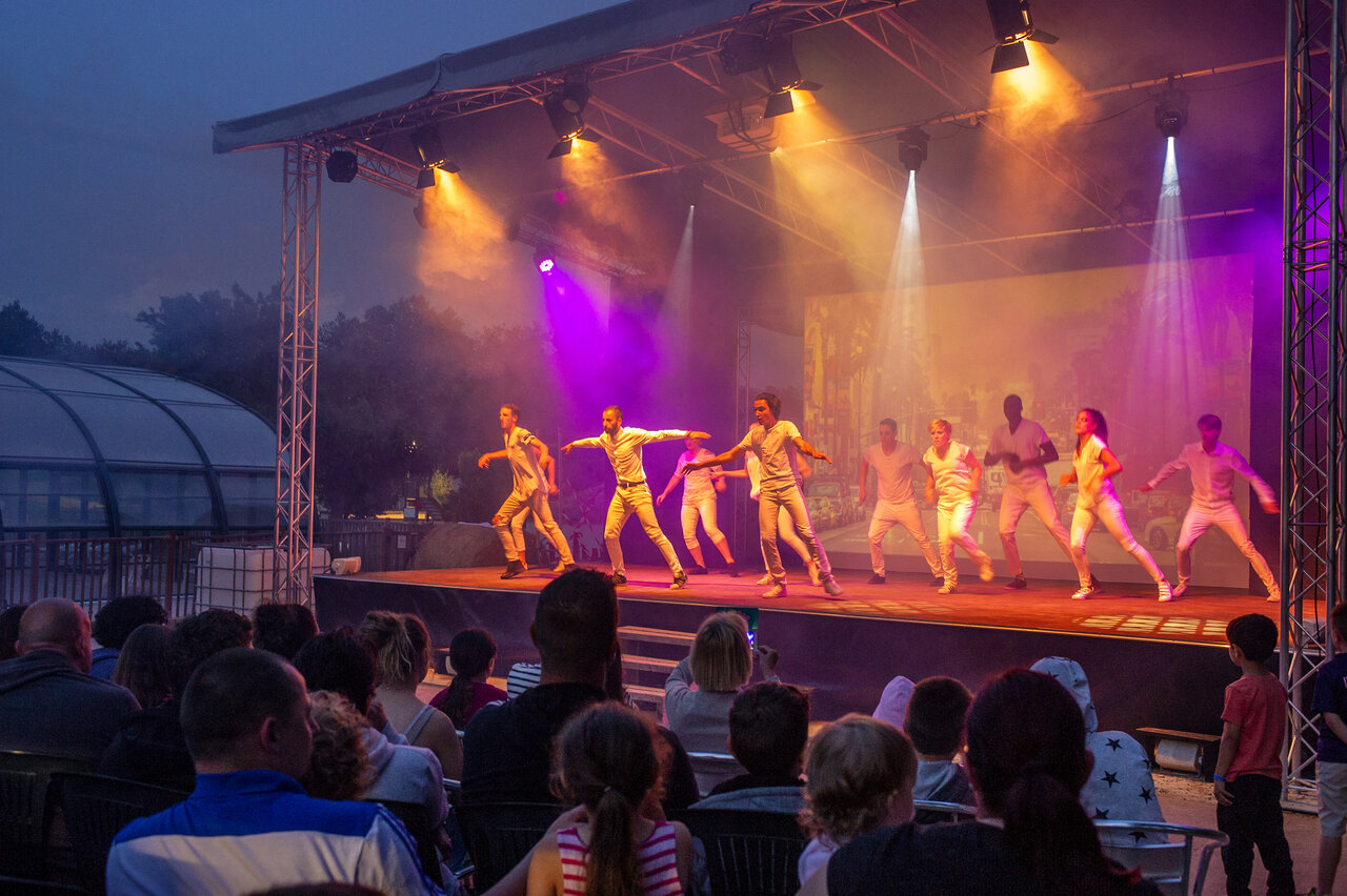 Spectacle de danse sur sc�ne �clair�e avec public au camping CAPFUN Ch�nes � Medis/Royan (17).