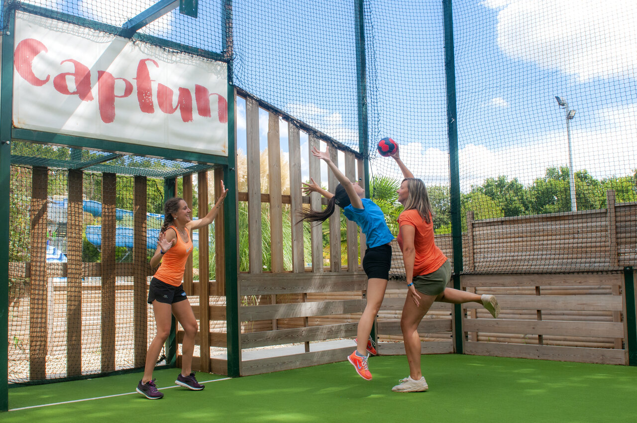 Femmes jouant au ballon sur terrain multisport au camping CAPFUN Ch�nes � Medis/Royan.
