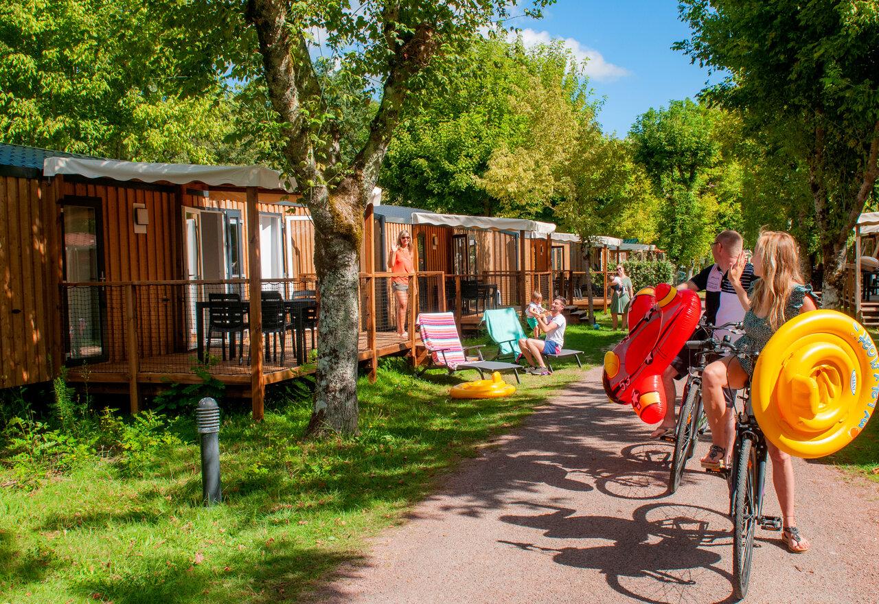 Mobil-homes en bois, famille � v�lo avec bou�es au camping CAPFUN Ch�nes � Medis/Royan (17).