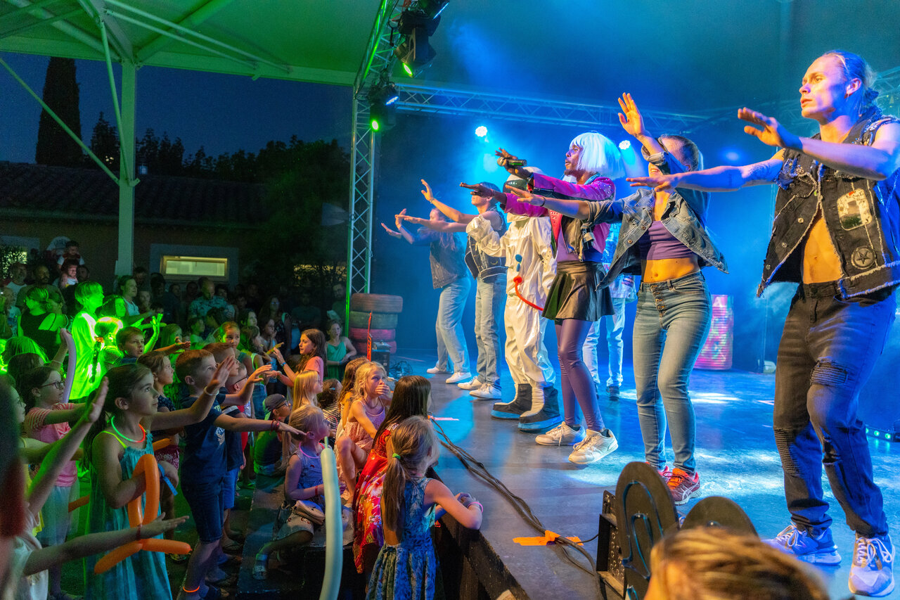 Avondanimatieshow voor kinderen op camping CAPFUN Citadelle de Loustic.