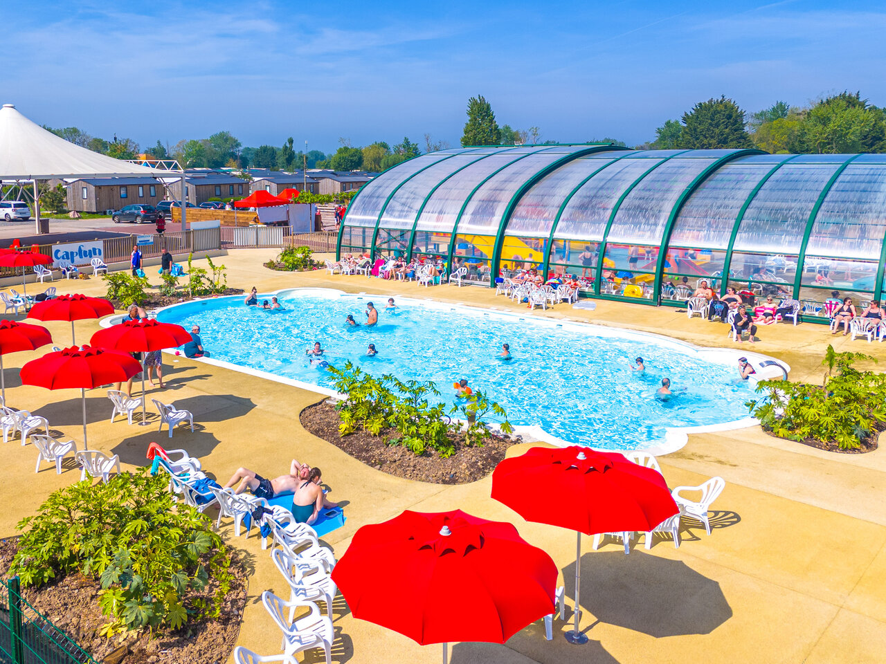 Buitenzwembad, overdekt waterpark op camping CAPFUN Citadelle de Loustic in Hermanville sur Mer.