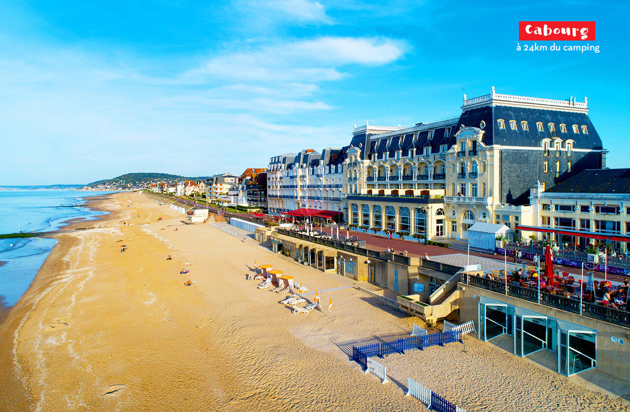 Breed zandstrand en historische gebouwen in Cabourg, stad te bezoeken in Normandi�.