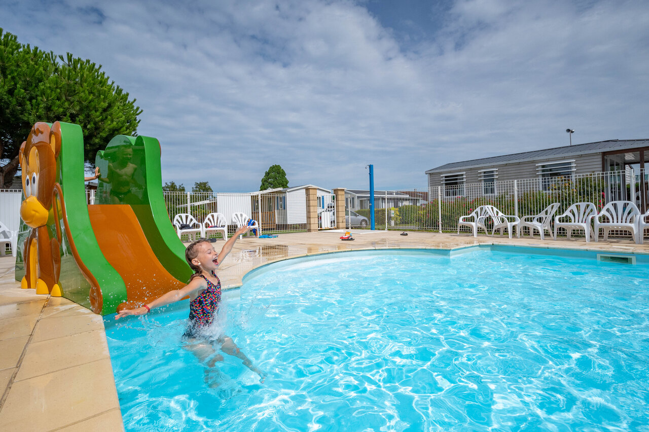 Waterglijbaan en buitenzwembad op camping CAPFUN Citadelle de Loustic in Hermanville sur Mer.