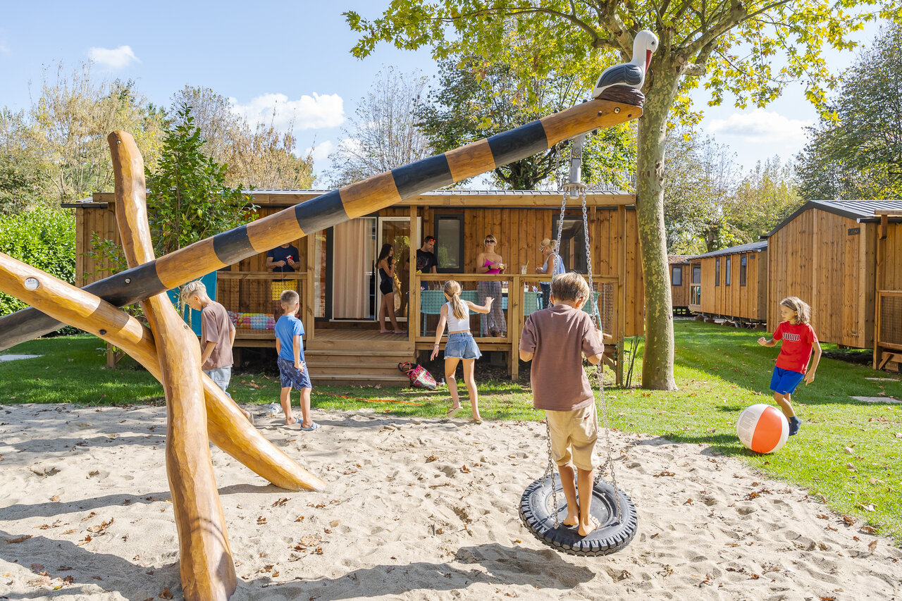 Aire de jeux enfants et mobile homes au camping CAPFUN Citta di Angera � Angera VA.