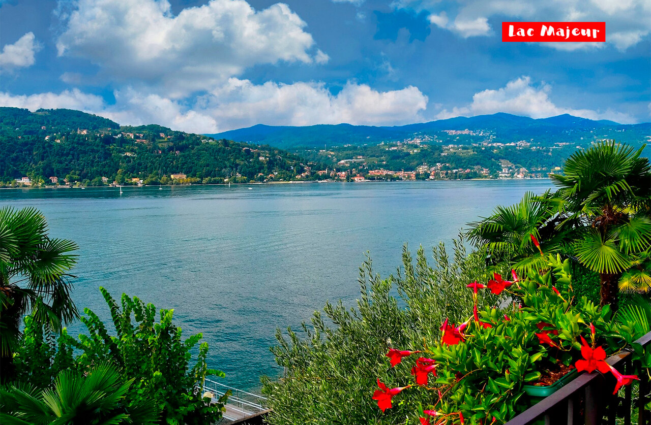 Vue panoramique sur le Lac Majeur, montagnes verdoyantes et villages italiens.