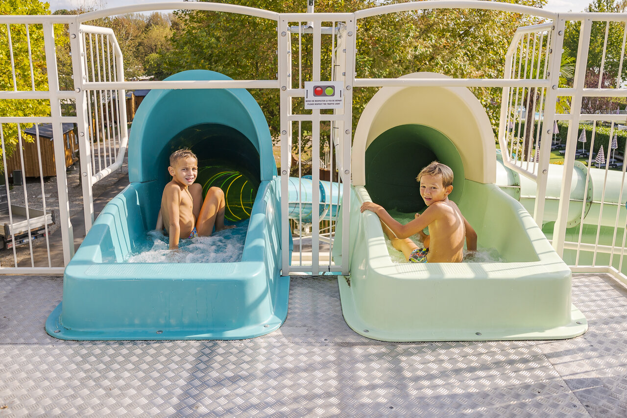 Toboggans aquatiques avec enfants souriants au camping CAPFUN Citta di Angera VA.