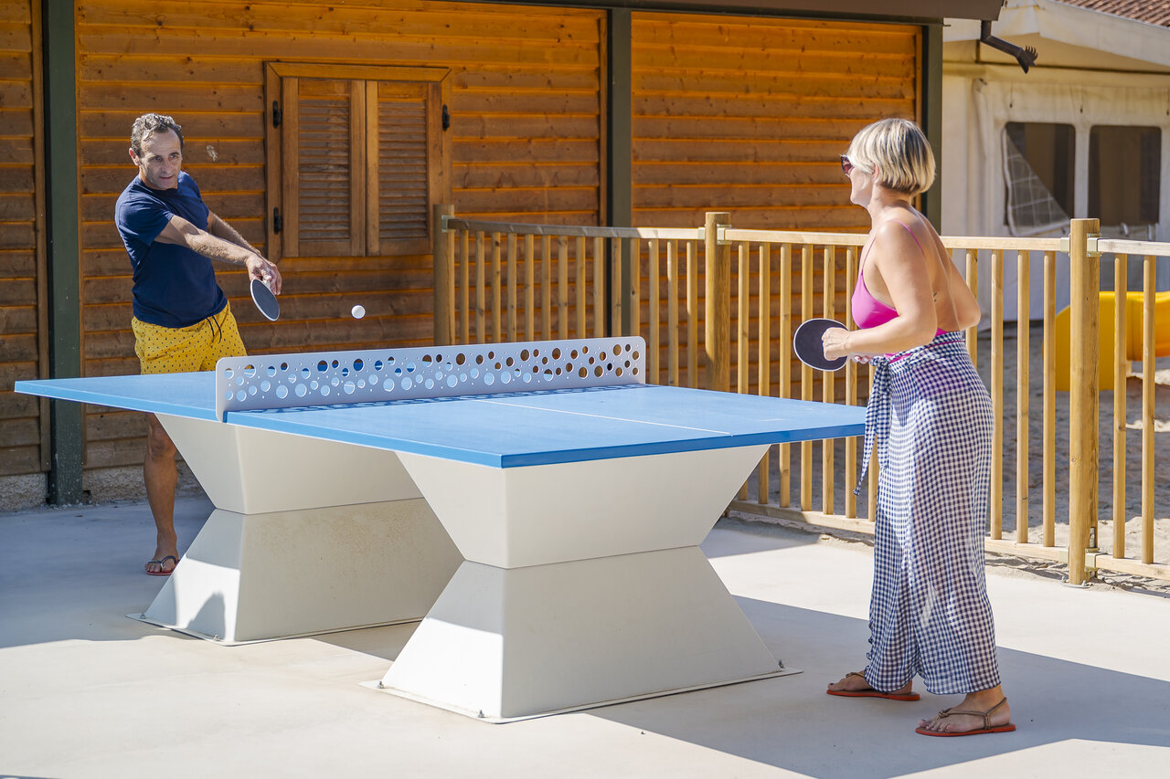 Adultes jouant au ping-pong sur table ext�rieure au camping CAPFUN Citta di Angera.