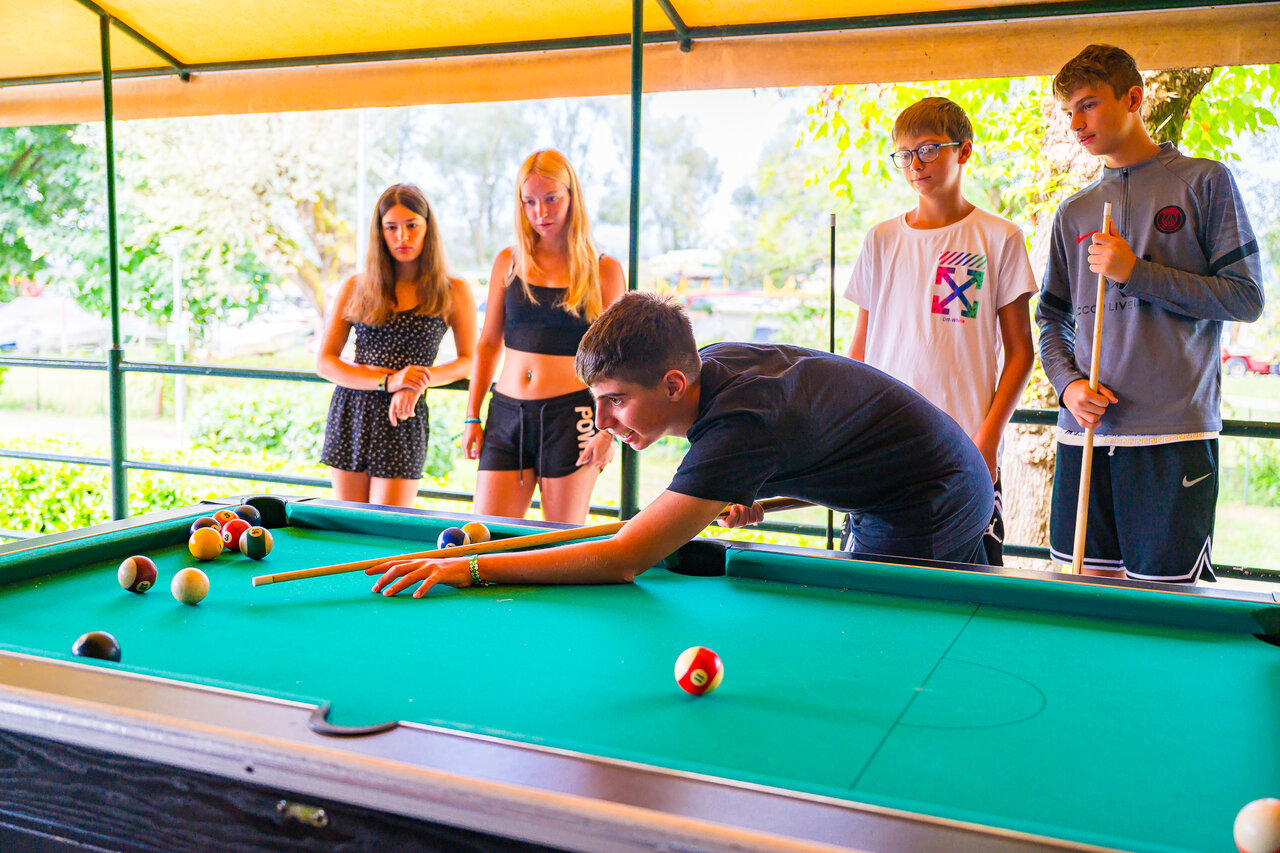 Jeunes jouant au billard sur une table de pool au camping CAPFUN Citta di Angera � Angera VA (21).