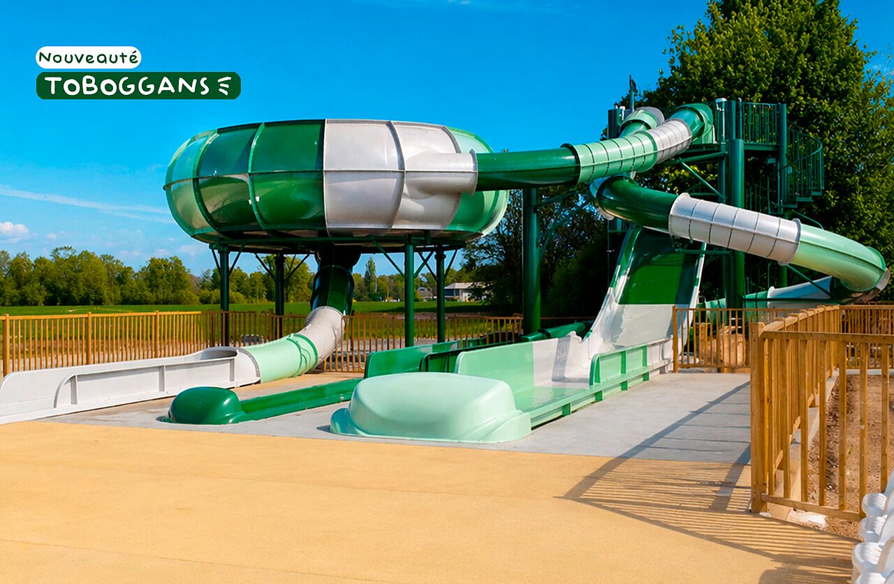 Toboggans aquatiques g�ants verts et blancs du camping CLICOCHIC Au Clair Ruisseau � Gerstheim.