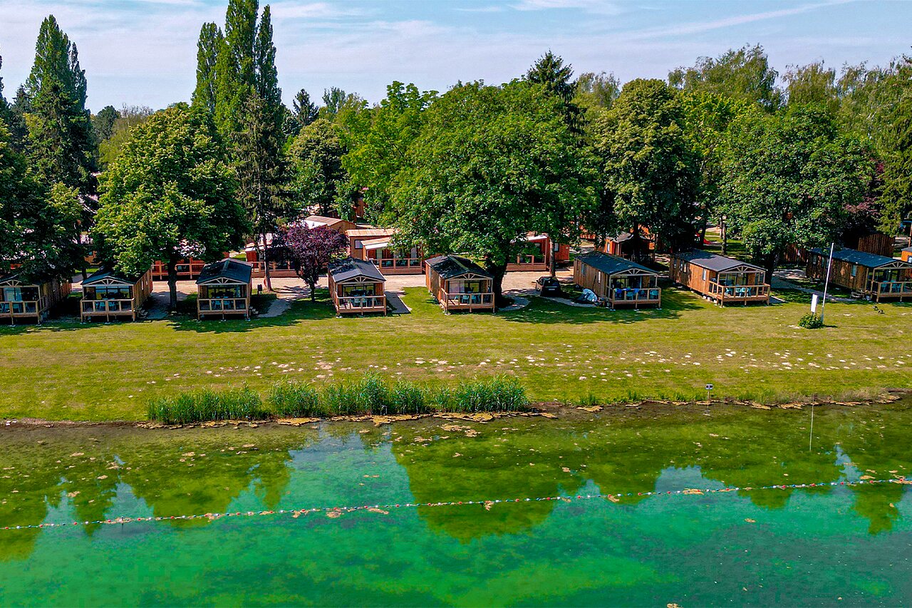 Mobil-homes modernes au bord du lac, vue a�rienne, camping CLICOCHIC Gerstheim (67).