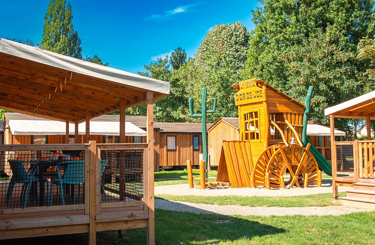 Aire de jeux et Mobil-homes au camping CLICOCHIC Au Clair Ruisseau � Gerstheim (67).