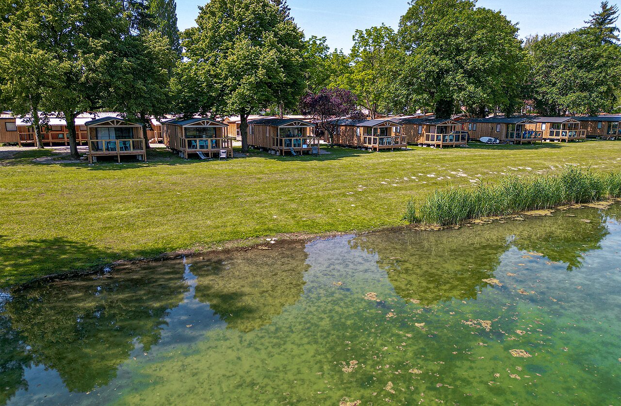 Mobil-homes en bois au bord de l'eau au camping CLICOCHIC Au Clair Ruisseau � Gerstheim (67).