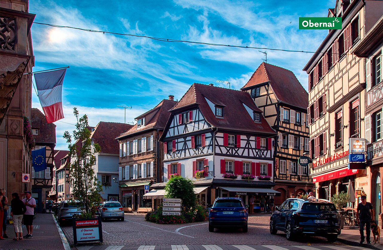 Rue pittoresque d'Obernai avec maisons � colombages, un lieu � visiter en Alsace.