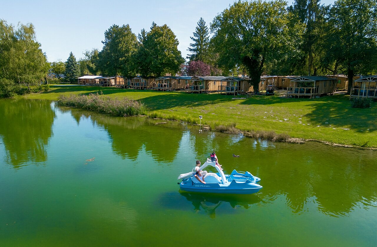 P�dalo sur le lac, Mobil-homes en bois au camping CLICOCHIC Au Clair Ruisseau Gerstheim.