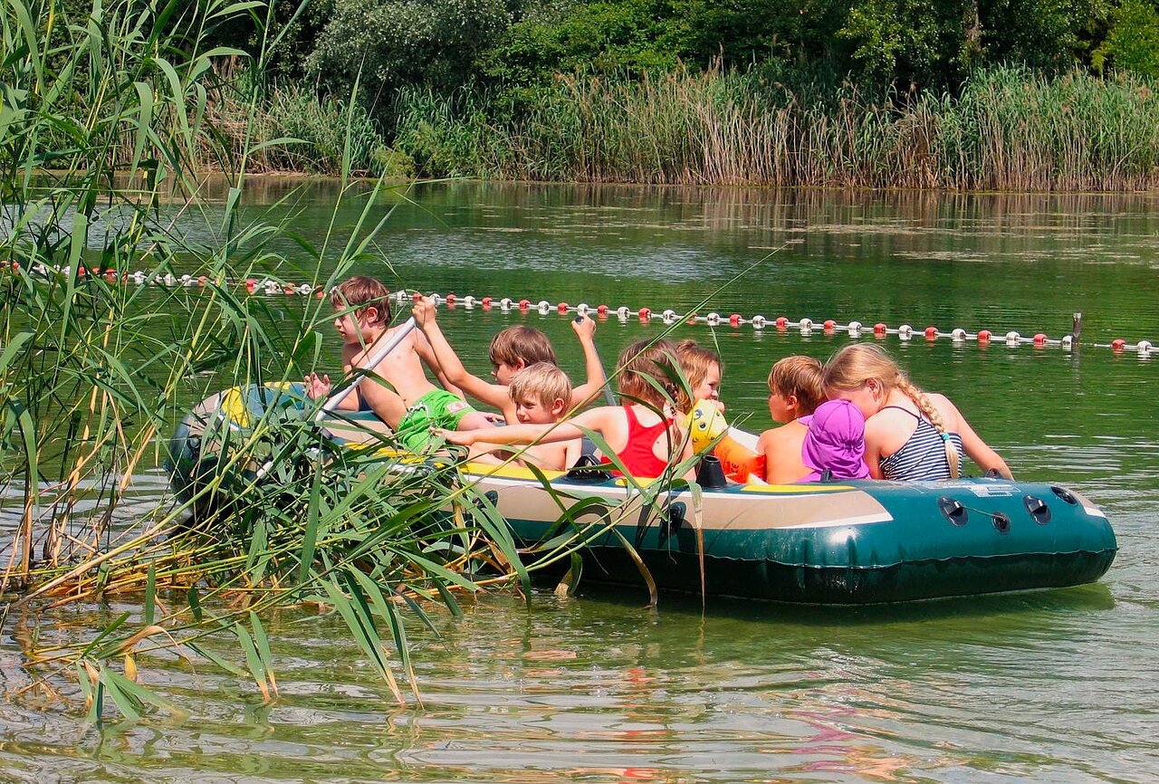 Activit�s nautiques pour enfants en bateau gonflable au camping CLICOCHIC Au Clair Ruisseau.