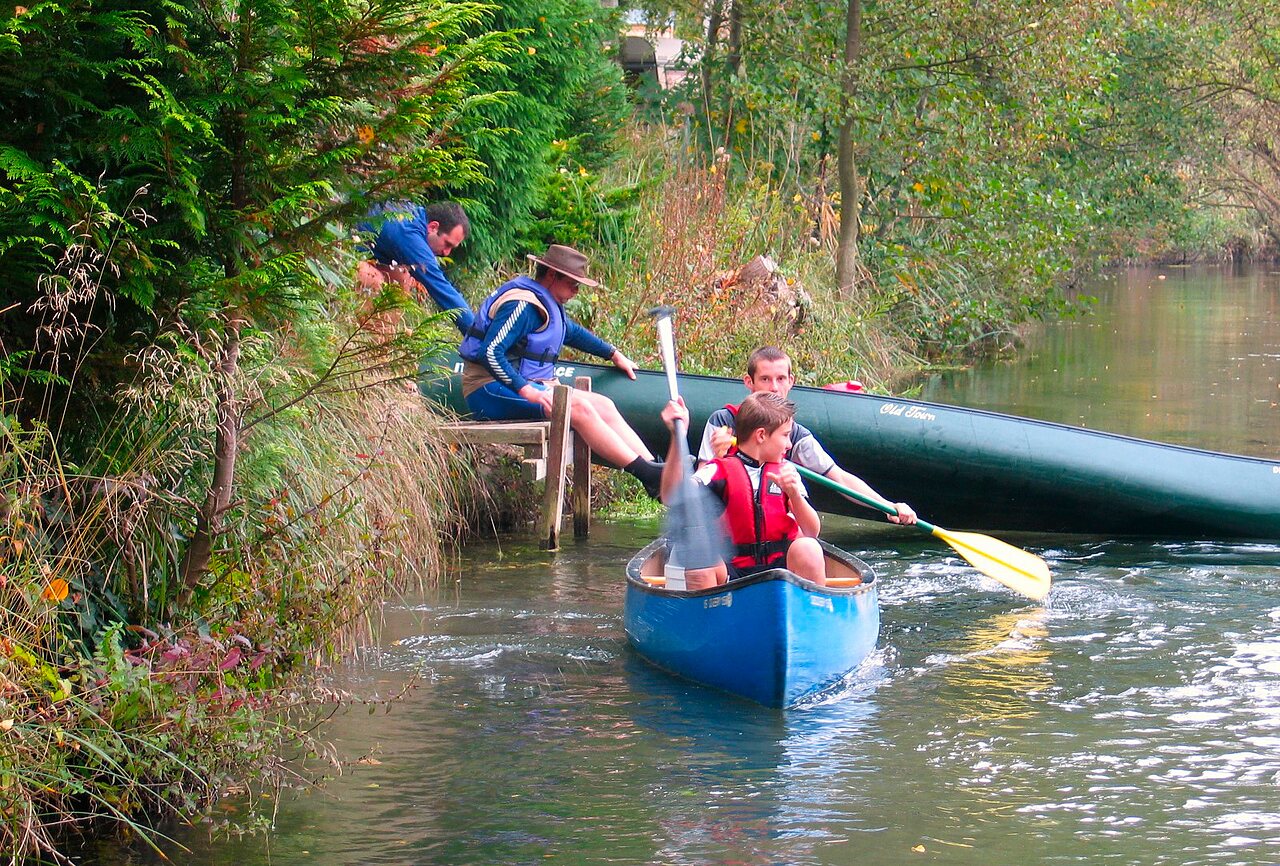 Cano�-kayak en famille sur la rivi�re au camping CLICOCHIC Au Clair Ruisseau � Gerstheim.