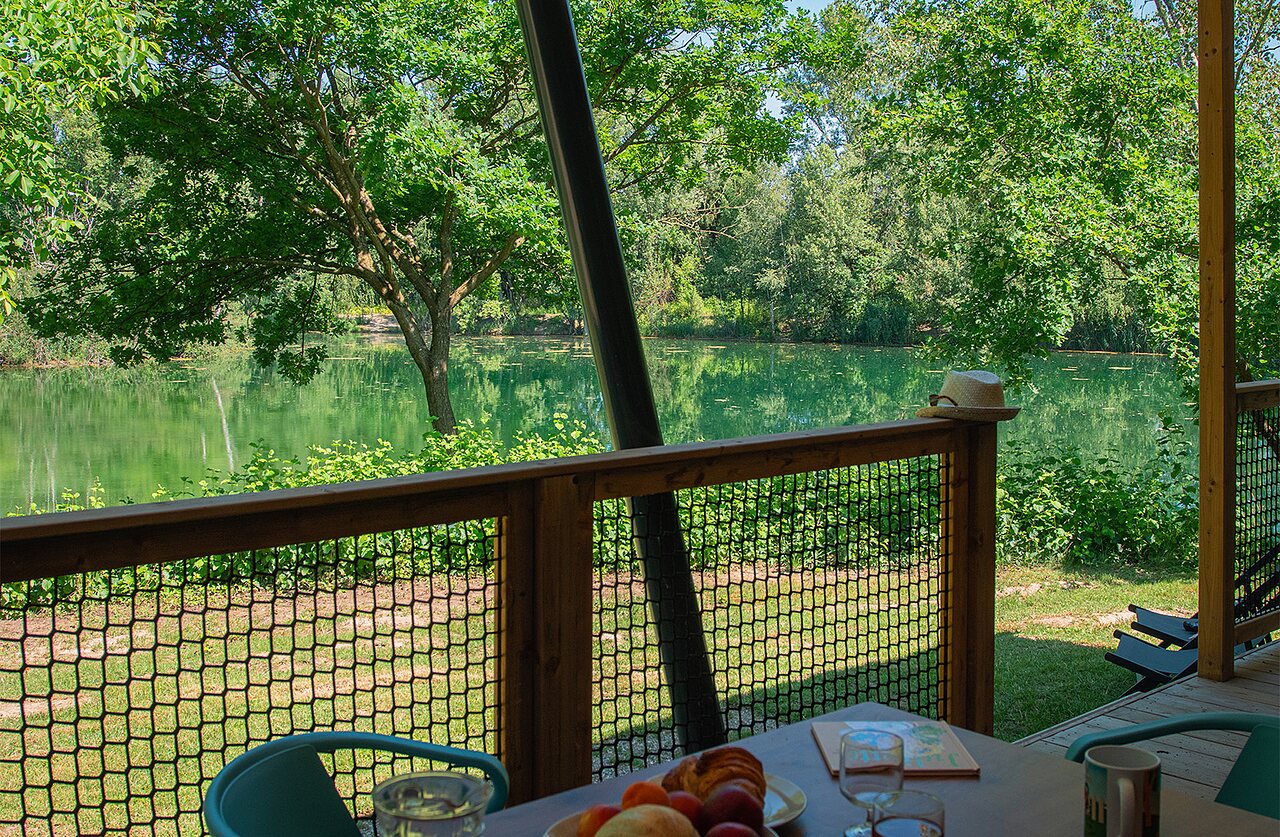 Terrasse d'h�bergement avec vue sur lac au camping CLICOCHIC Au Clair Ruisseau (67).