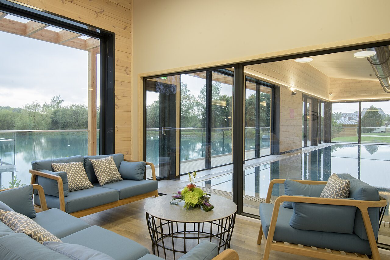Piscine int�rieure, salon moderne au camping CAPFUN UK Clawford Lakes, Clawton, Holsworthy.