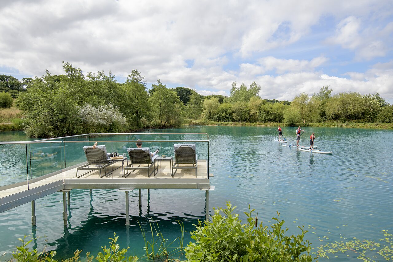 Paddleboarders sur le lac et terrasse de relaxation au camping CAPFUN UK Clawford Lakes � Clawton, Holsworthy.
