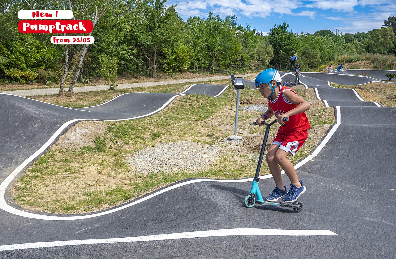 Toboggans aquatiques Spacebowl et Rafter, nouveaut� au camping CAPFUN UK Clawford Lakes � Clawton, Holsworthy.