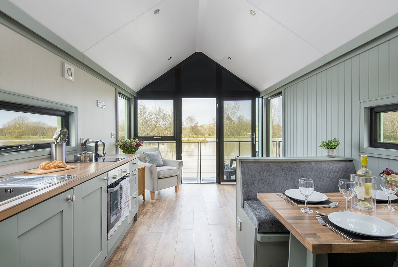 Salon, salle � manger, vue lac, mobile home CAPFUN UK Clawford Lakes.