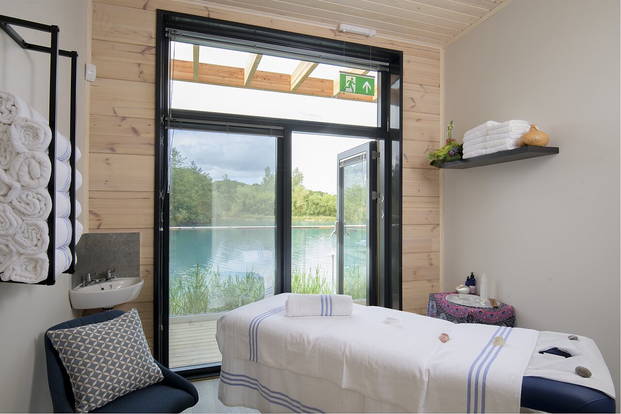 Cuisine �quip�e, salle � manger, vue lac au camping CAPFUN UK Clawford Lakes.