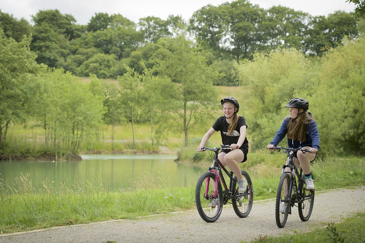 P�che en famille au bord du lac, pont en bois au camping CAPFUN UK Clawford Lakes � Clawton, Holsworthy.