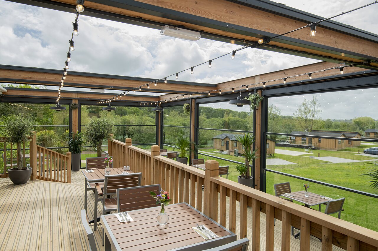 Restaurant int�rieur cosy, chemin�e, tables au camping CAPFUN UK Clawford Lakes, Clawton, Holsworthy.