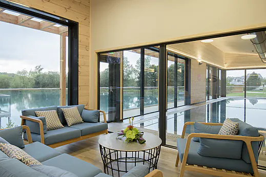 Piscine int�rieure, salon moderne au camping CAPFUN UK Clawford Lakes, Clawton, Holsworthy.