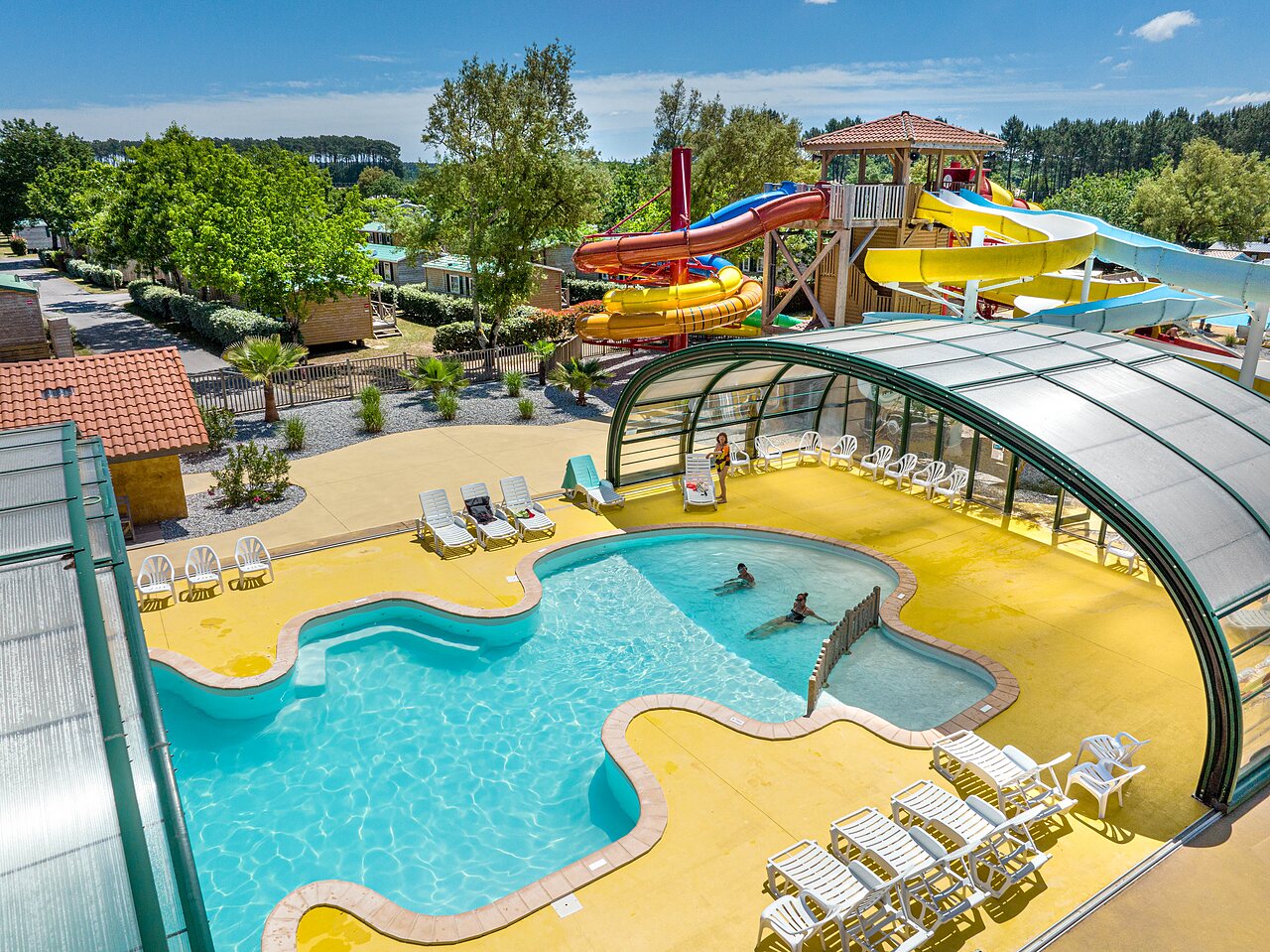 Parc aquatique avec piscine couverte et toboggans g�ants au camping CAPFUN Clown Oc�an � TOSSE (40).