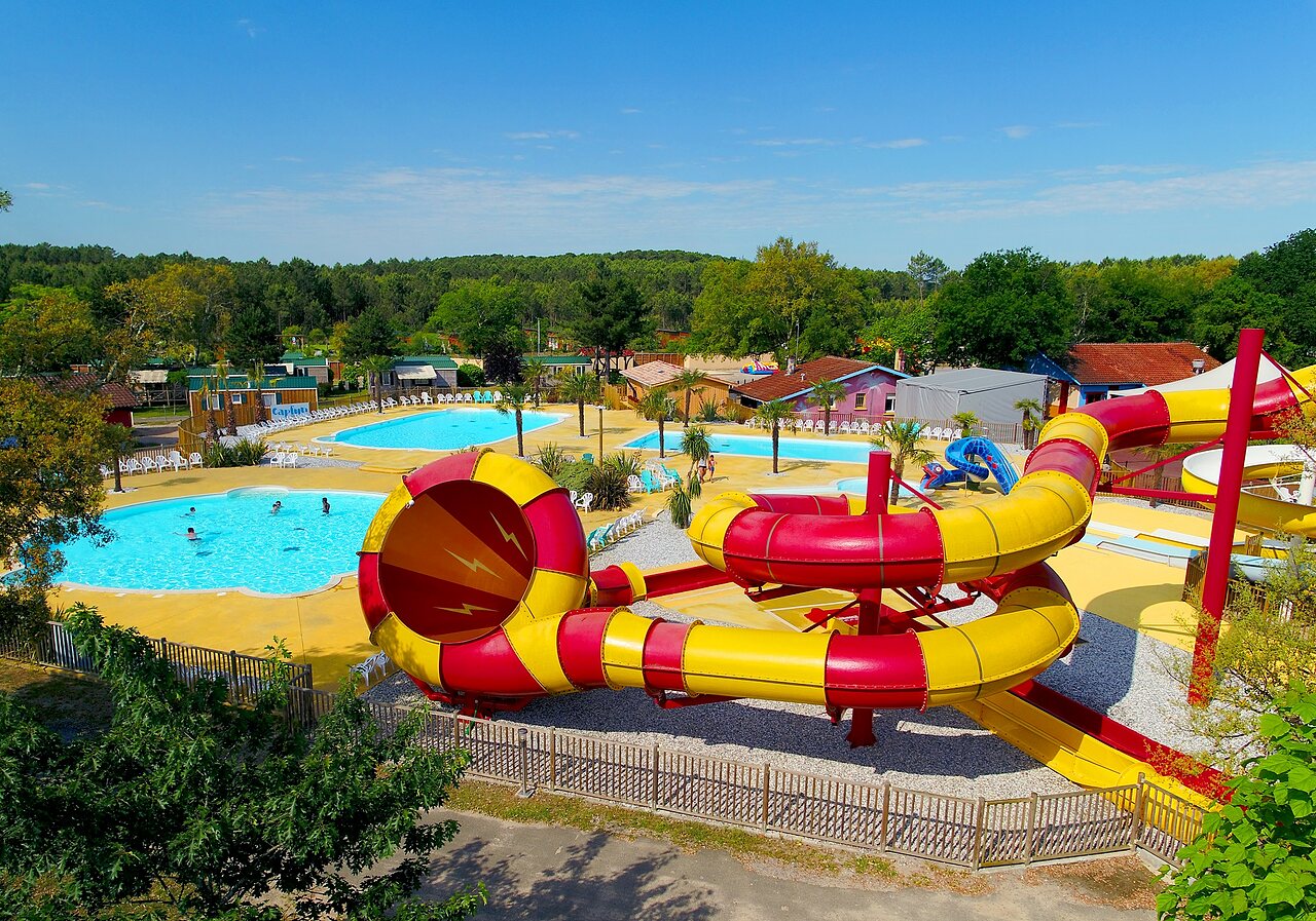 Toboggans aquatiques et piscines ext�rieures du camping CAPFUN Clown Oc�an � TOSSE (40).