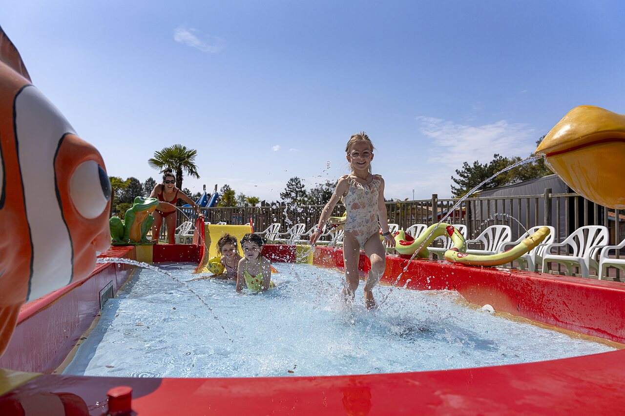 Piscine ludique, enfants, jeux d'eau au camping CAPFUN Clown Oc�an � TOSSE (40).