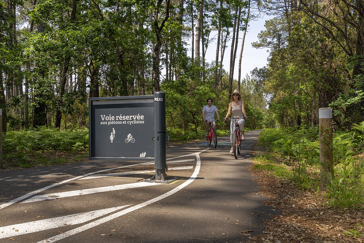 Couple � v�lo sur piste cyclable en for�t au camping CAPFUN Clown Oc�an � TOSSE (40).