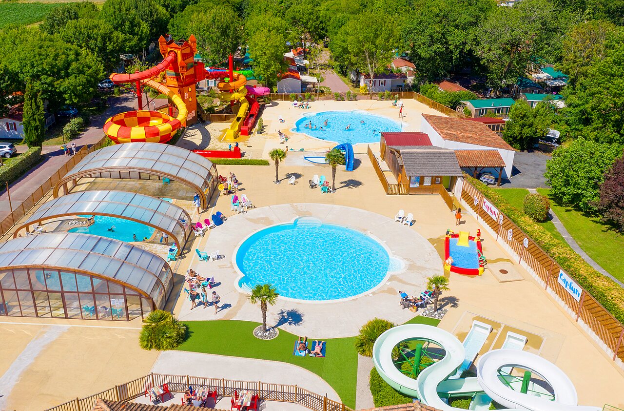 Parc aquatique g�ant, toboggans, piscines couvertes et ext�rieures au camping CAPFUN Coquelicots � Royan (17).