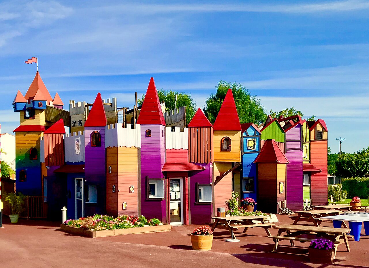 Ch�teau de jeux color� pour enfants au camping CAPFUN Coquelicots � Royan (17).