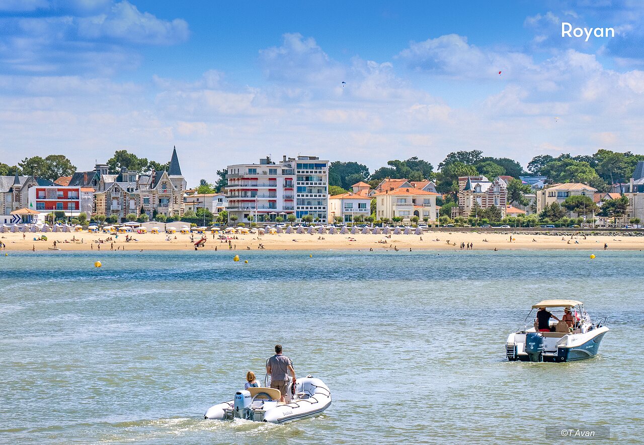 Plage de sable fin et front de mer anim� � Royan, Charente-Maritime.