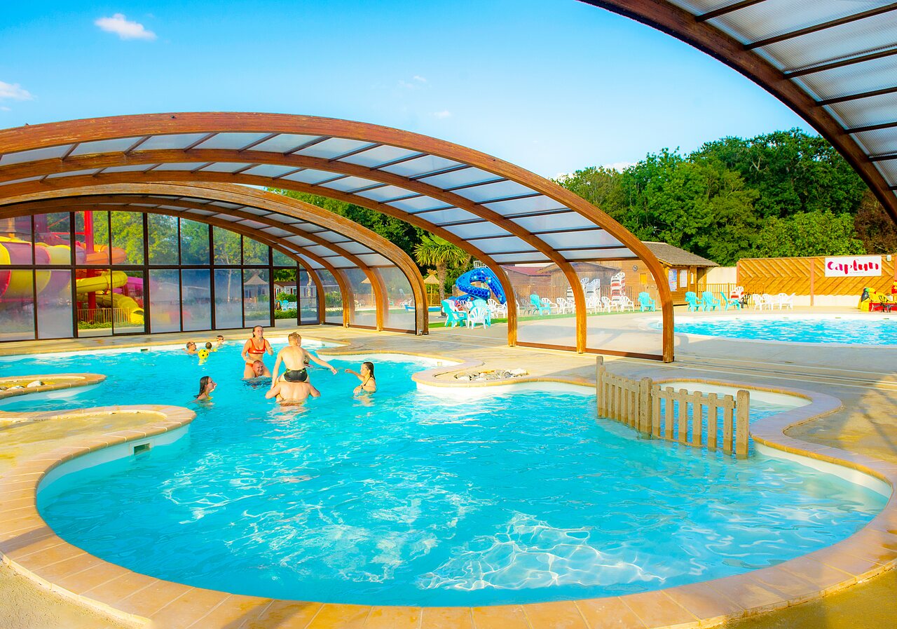 Piscine couverte, toboggans aquatiques et jeux d'eau au camping CAPFUN Coquelicots � Royan (17).