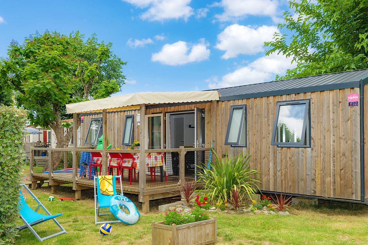 Mobile home moderne, terrasse am�nag�e, chaises longues au camping CAPFUN Coquelicots � Royan.