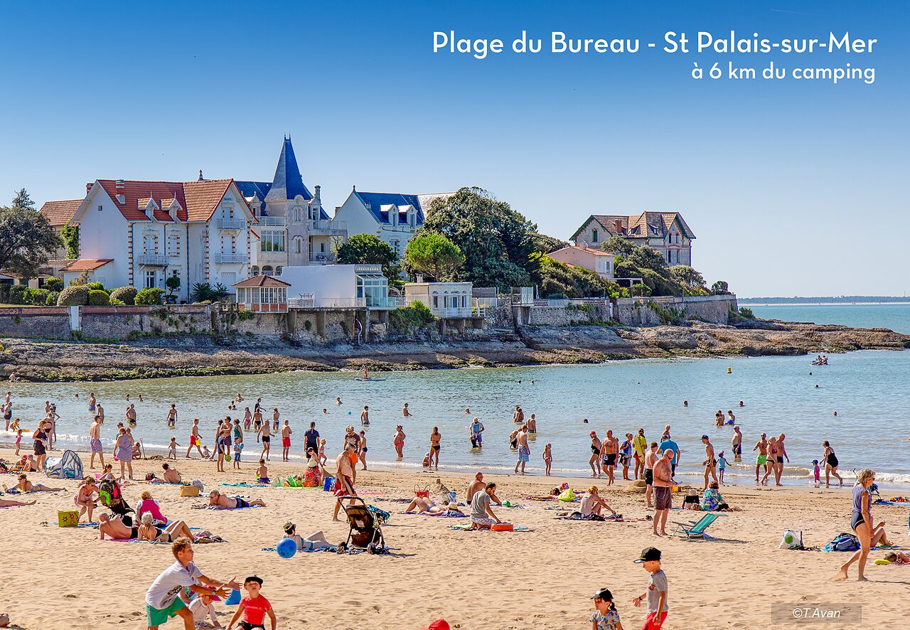 Plage du Bureau � Saint-Palais-sur-Mer, Charente-Maritime, avec baigneurs et villas.