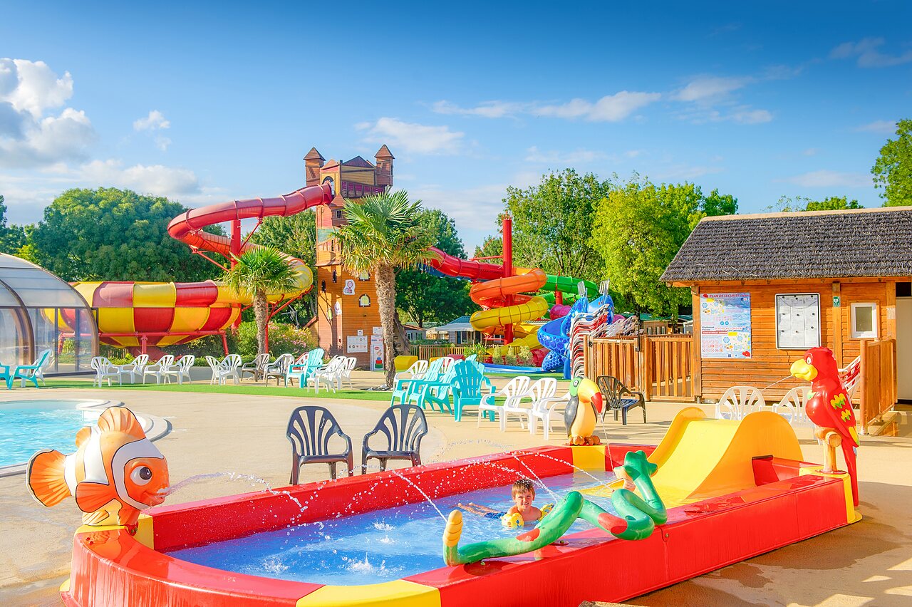 Toboggans aquatiques g�ants, pataugeoire et jeux d'eau au camping CAPFUN Coquelicots � Royan (17).