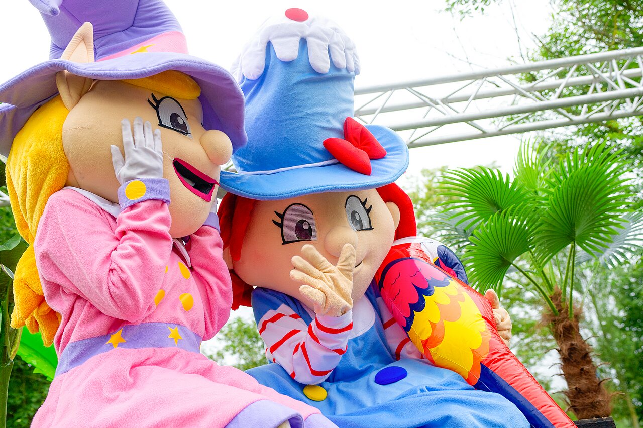 Mascottes joyeuses et perroquet gonflable animent le camping CAPFUN Coquelicots � Royan (17).