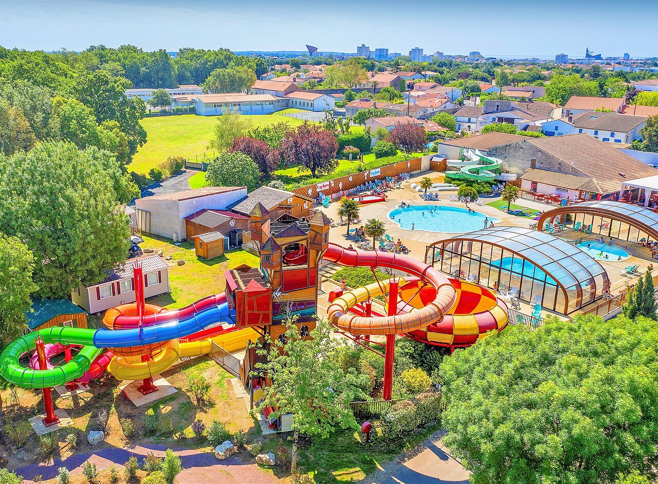 Toboggans aquatiques g�ants, piscines ext�rieure et couverte au camping CAPFUN Coquelicots � Royan (17).