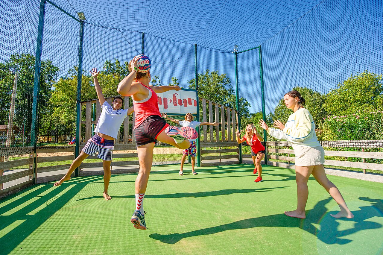 Jeunes jouant au volleyball sur terrain multisport au camping CAPFUN Coquelicots � Royan (17).