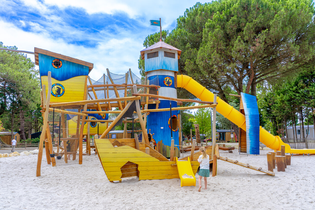 Aire de jeux bateau pirate, toboggans, filets au camping VAGUES OCEANES Coq Hardi � Cassy-Lanton (33).