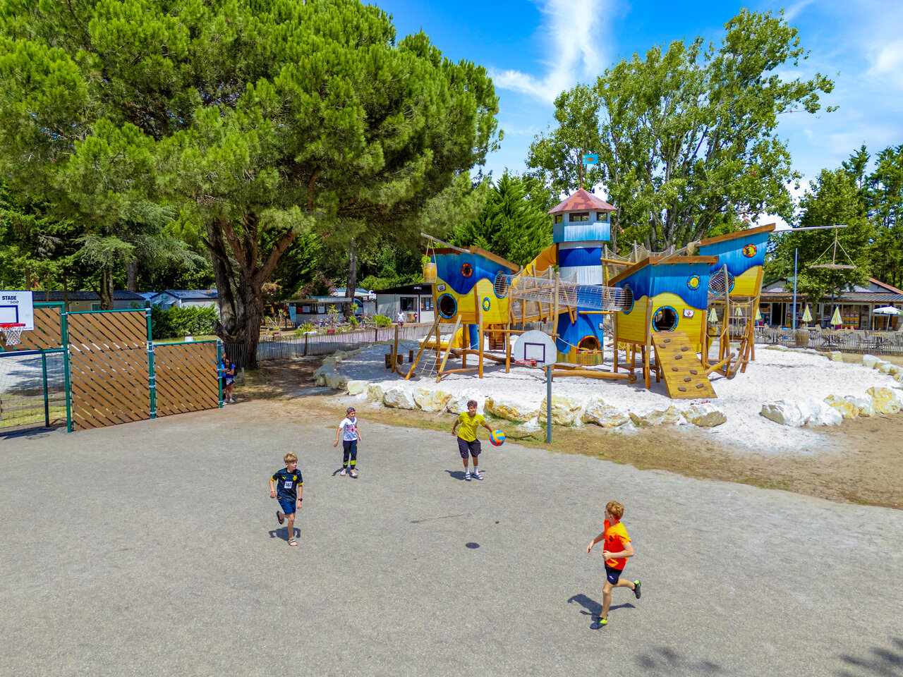 Aire de jeux th�matique et terrain multisport pour enfants au camping VAGUES OCEANES Coq Hardi � Cassy-Lanton (33).
