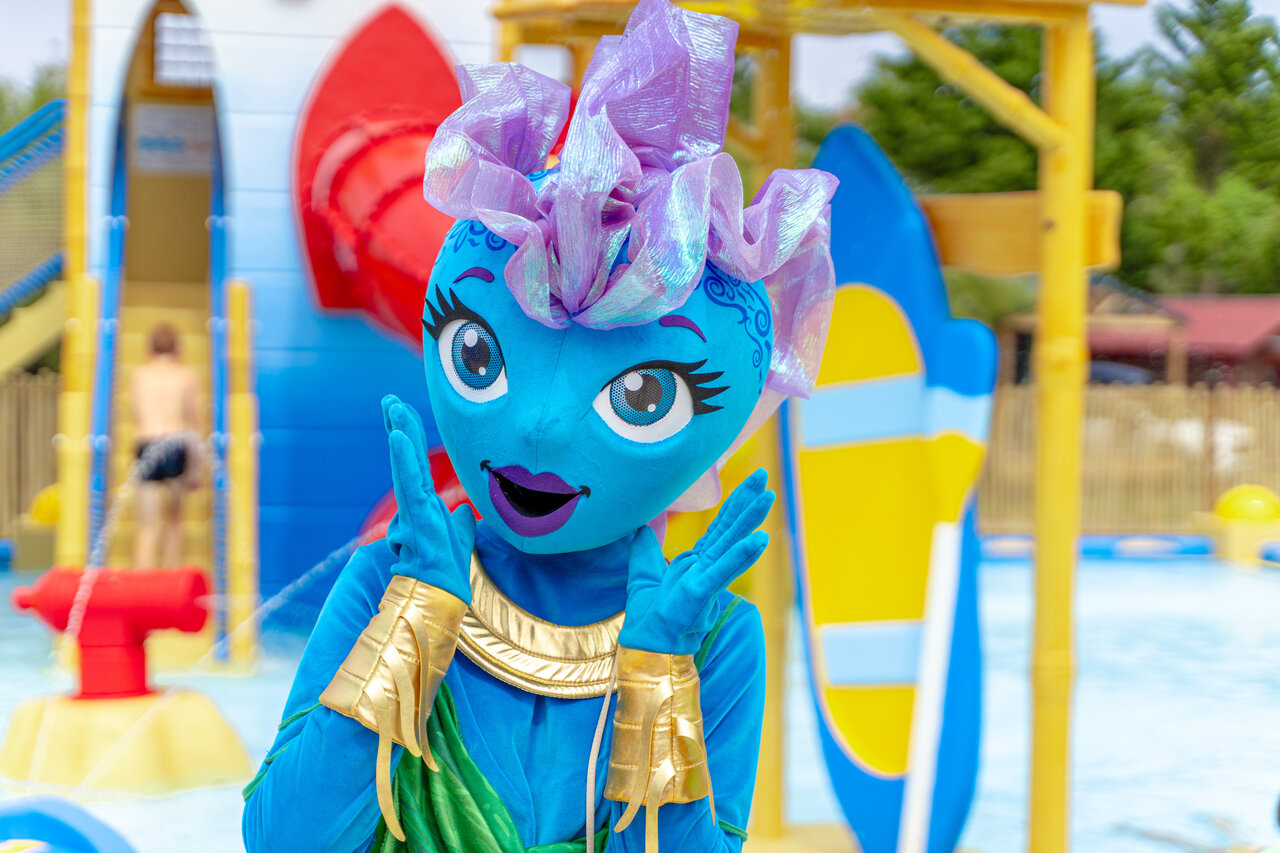Mascotte bleue et jeux aquatiques au camping VAGUES OCEANES Coq Hardi � Cassy-Lanton (33).